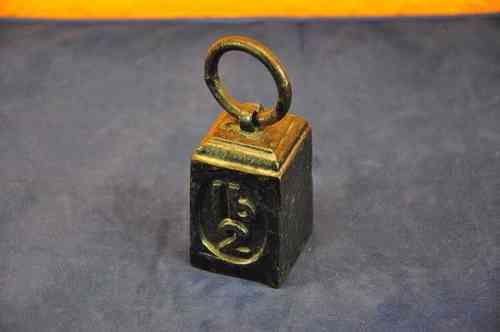 1x 2 Lb weight made of cast iron, square form with ring