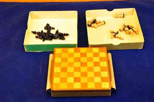 kleines Reise - Schachbrett aus Holz mit Magnetfiguren