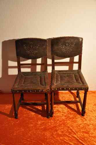 2 antike Holz-Stühle mit Wappen Leder-Holz