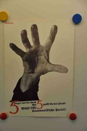 Poster photomontage 5 fingers has the hand Heartfield