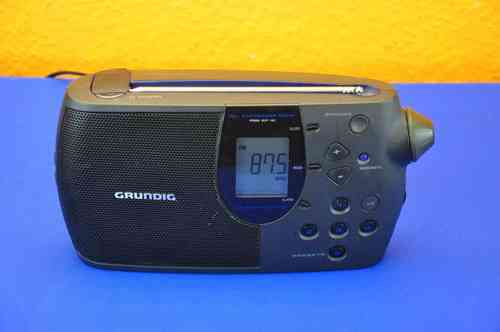Grundig Prima Boy 100 PLL synthesizer radio alarm clock