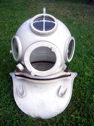 old Dreager DM40 diving helmet backs apparatus white