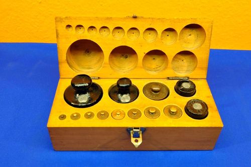 Old weight set 1Kg-1g in wooden box brass-iron