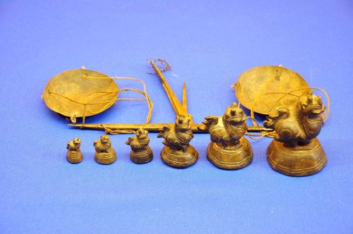 Bronze Opium Waage mit 6 Gewichten um 1900