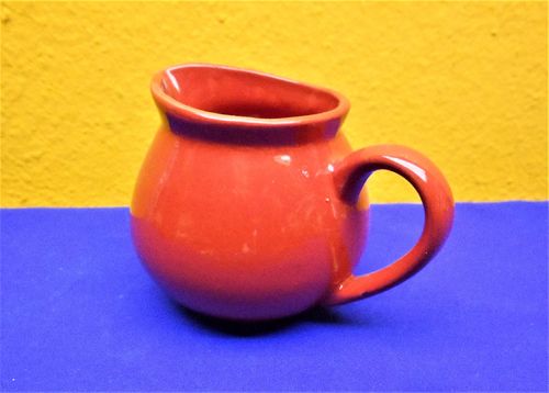 Rotes Milchkännchen aus Keramik
