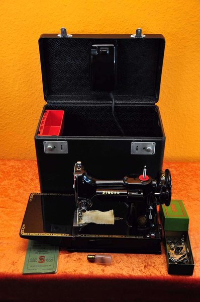 Elektrische Singer Nähmaschine 221K Form K5728 im Koffer mit vierl Zubehör von einem Singer Vertreter\\n\\n12.06.2014 20:01