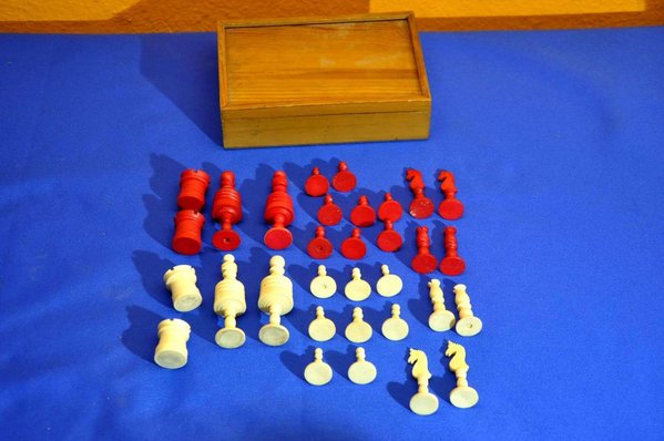 Schachfiguren aus Elfenbein um 1860 mit Kiste, diese ist nicht so alt.\\n\\n10.01.2024 17:51