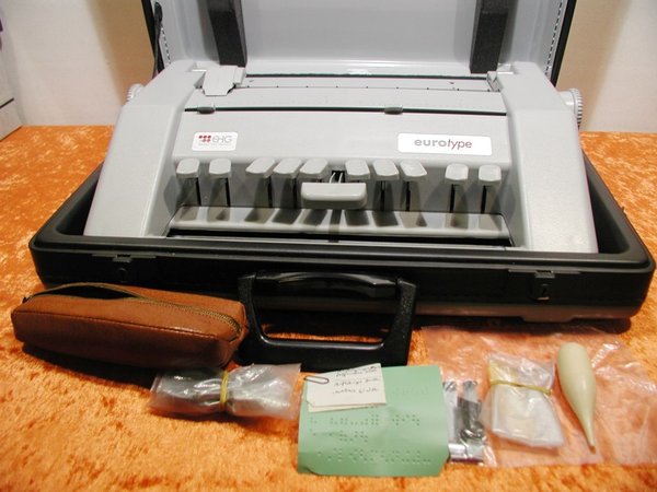 Schreibmaschine für Blinde - Blindenschrift mit Zubehör im Koffer\\n\\n15.07.2014 15:38