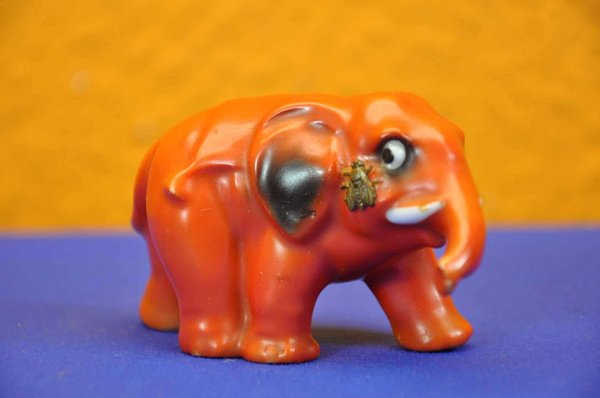 Porzellan Elefant mit orangener Glasur/Bemalung um 1920er\\n\\n10.01.2024 16:19