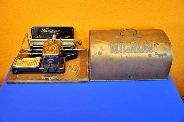 Antike Schreibmaschine AEG Mignon 2 USG auf Holzplatte mit Metalldeckel um 1900\\n\\n09.08.2017 12:59